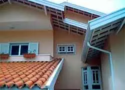 telhados e Calheiro em Araçoiaba da Serra